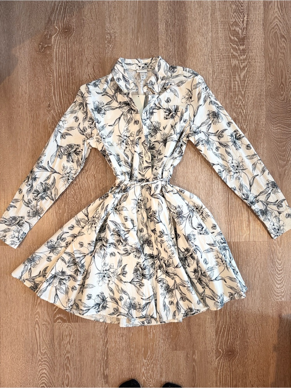 Target floral long sleeve mini dress with belt 
Size XS
New with tags